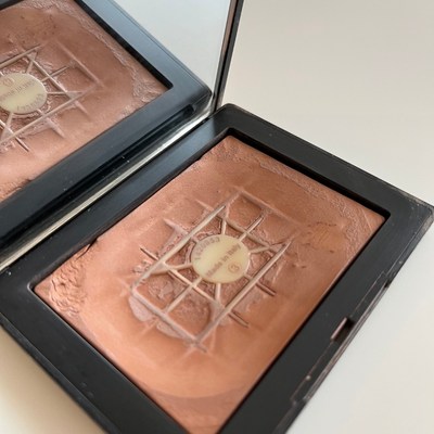 Close-up of a powder bronzer example