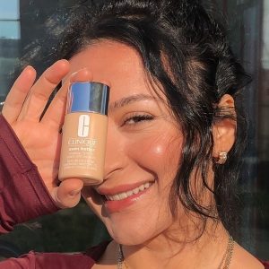 Iclal Holding Clinique Even Better Makeup Broad Spectrum Foundation SPF 15 Bottle